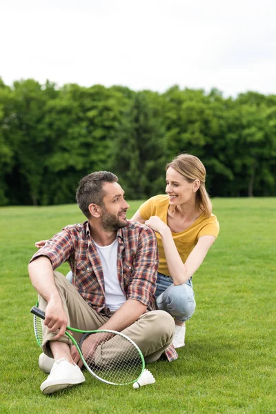 Pareja con raqueta de bádminton - foto de stock