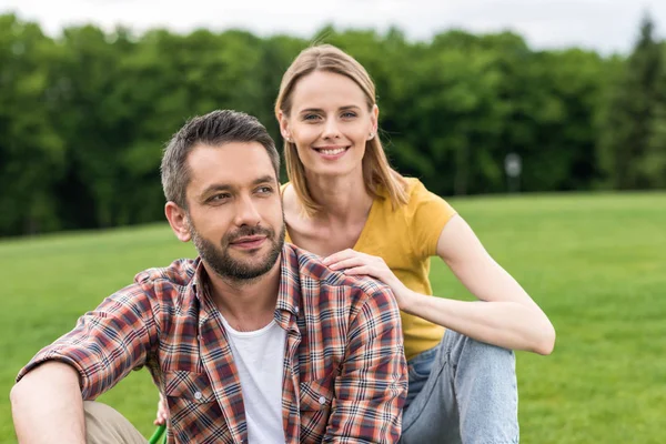 Pareja joven en el parque - foto de stock