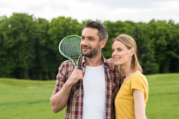 Pareja con raqueta de bádminton - foto de stock