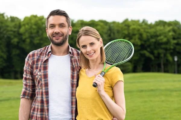 Pareja con raqueta de bádminton - foto de stock