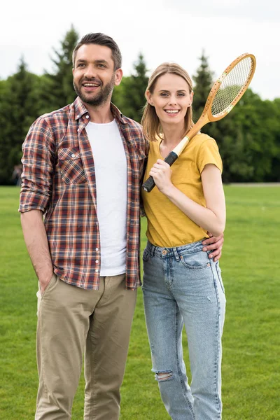 Couple avec raquette de badminton — Photo de stock