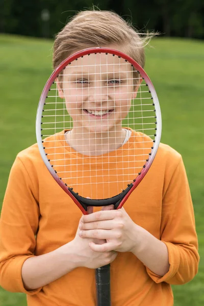 Niño con raqueta de bádminton - foto de stock