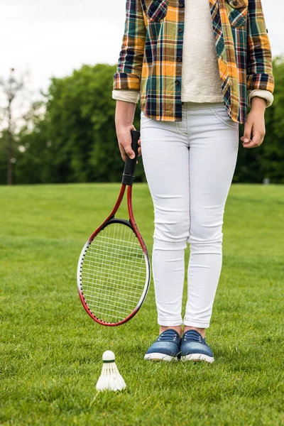 Chica con raqueta de bádminton - foto de stock