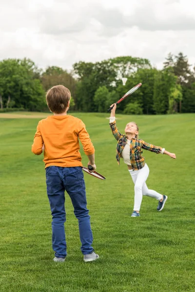 Crianças com raquetes de badminton — Fotografia de Stock