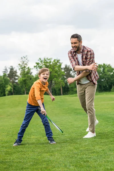 Familie spielt Badminton — Stockfoto