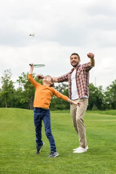 Familie spielt Badminton — Stockfoto