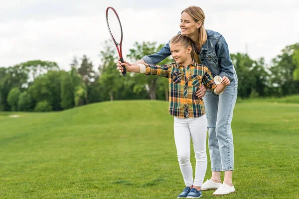 Famille jouant au badminton — Photo de stock