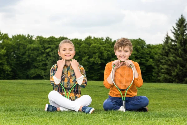 Niños con raquetas de bádminton - foto de stock