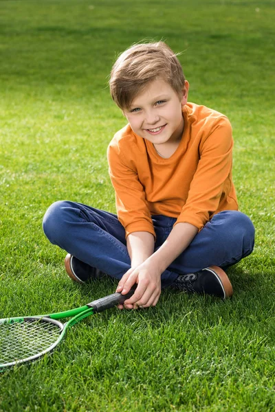 Niño con raqueta de bádminton - foto de stock