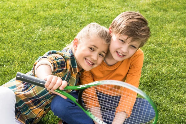 Crianças com raquete de badminton — Fotografia de Stock