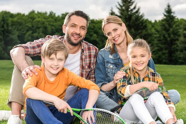 Familia con raquetas de bádminton - foto de stock