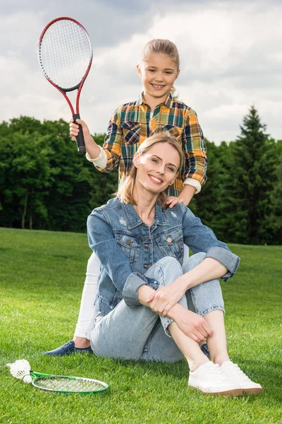 Familia con raquetas de bádminton - foto de stock