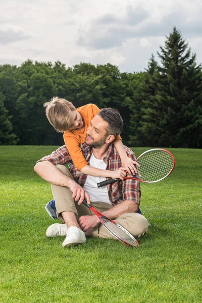 Famille avec raquettes de badminton — Photo de stock