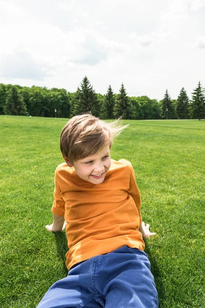 Niño descansando en la hierba - foto de stock