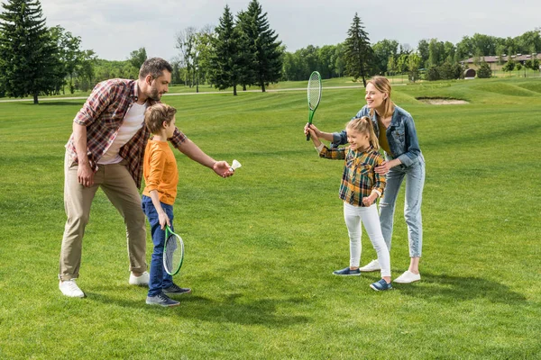 Familia jugando bádminton - foto de stock