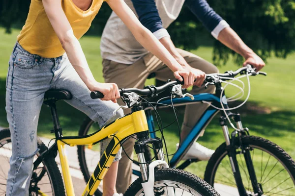 Couple à vélo — Photo de stock