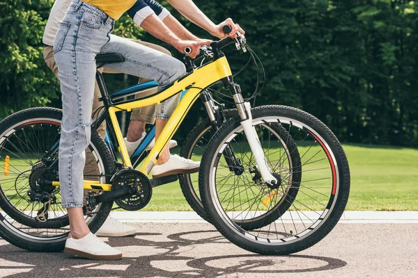 Couple riding bicycles — Stock Photo