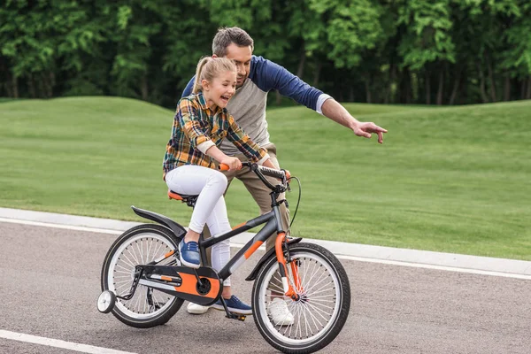 Fille vélo d'équitation — Photo de stock