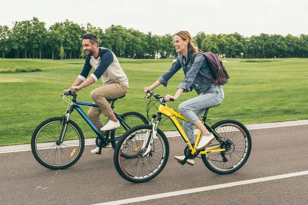 Пара їзда велосипеди — стокове фото