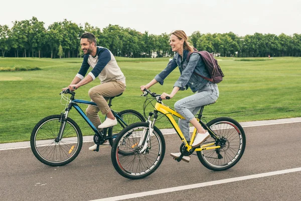 Couple riding bicycles — Stock Photo