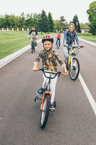 Famiglia andare in bicicletta — Foto stock