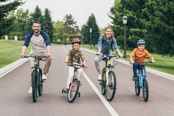 Vélo d'équitation en famille — Photo de stock