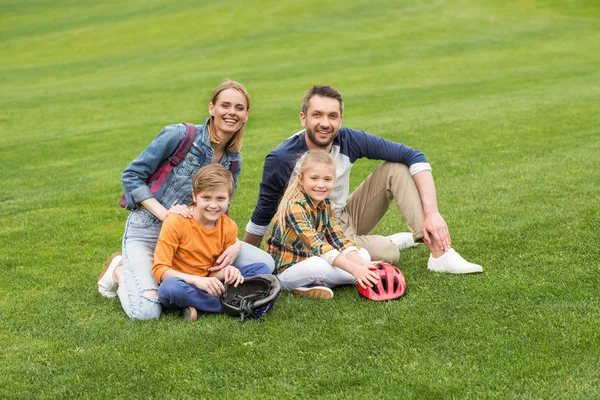 Семья сидит на траве — стоковое фото