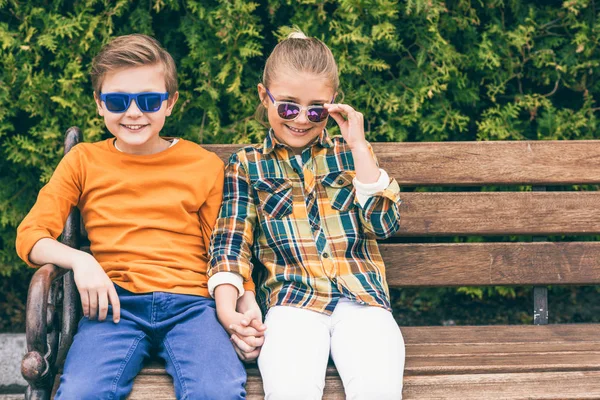 Niños en gafas de sol en el parque - foto de stock