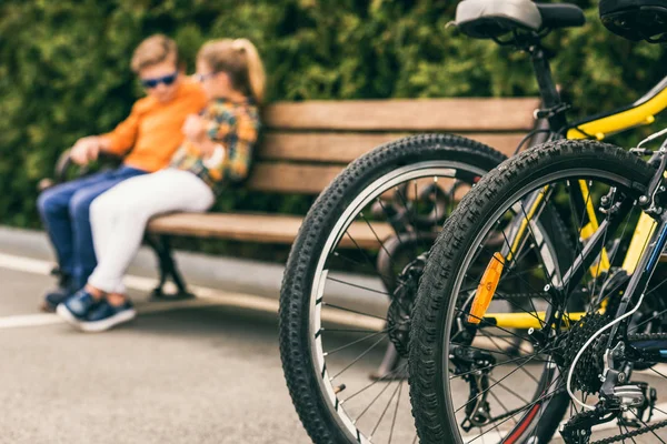 Enfants avec vélos au parc — Photo de stock