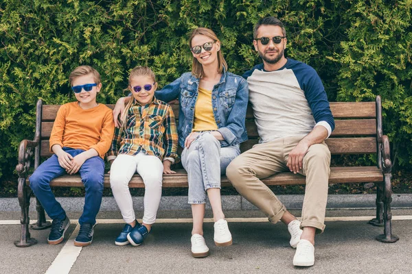 Familie sitzt auf Bank — Stockfoto