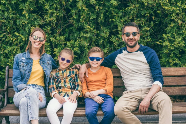 Familie sitzt im Park — Stockfoto