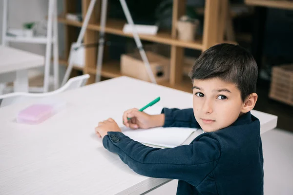 Menino estudando na escola — Fotografia de Stock