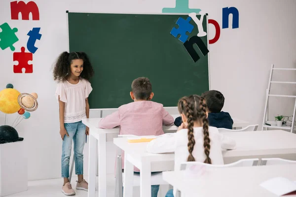 Les écoliers qui étudient en classe — Photo de stock