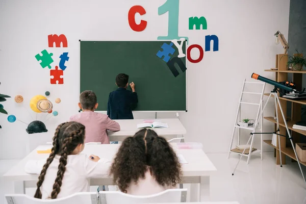 Les écoliers qui étudient en classe — Photo de stock