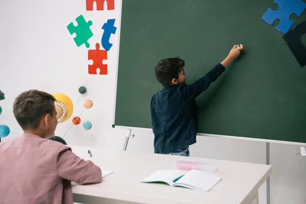 Les écoliers qui étudient en classe — Photo de stock