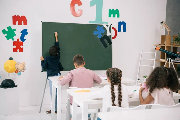 Schüler lernen im Klassenzimmer — Stockfoto