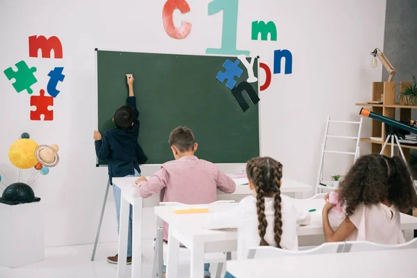 Schoolkids studying in classroom — Stock Photo