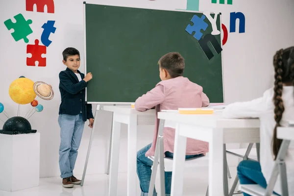 Schoolkids studying in classroom — Stock Photo