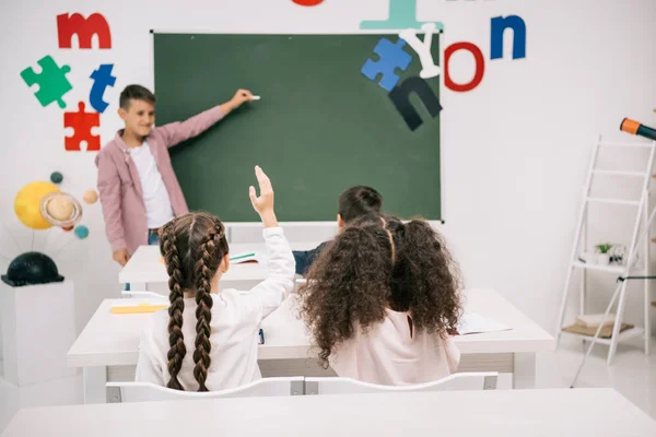 Les écoliers qui étudient en classe — Photo de stock