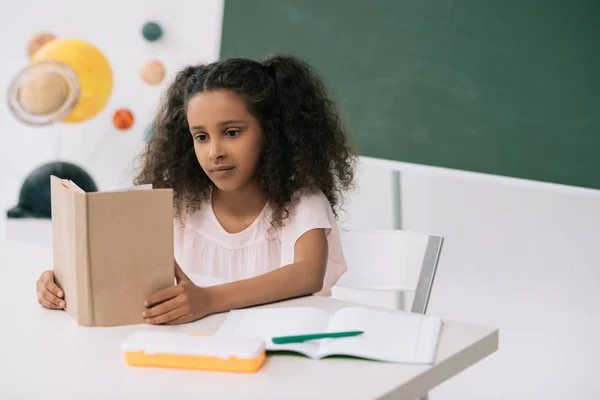 African american schoolgirl in classroom — Stock Photo