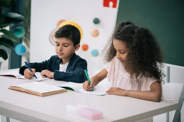 Alunni multietnici a scuola — Foto stock