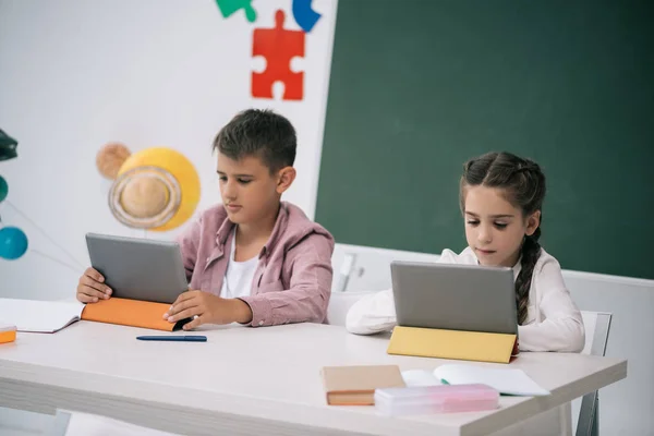 Les écoliers étudient avec des tablettes numériques — Photo de stock