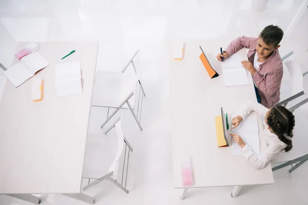 Los escolares que estudian con tabletas digitales - foto de stock