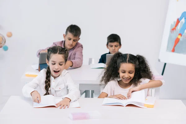 Alunos multiétnicos na escola — Fotografia de Stock