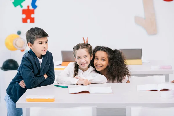 Alumnos multiétnicos en la escuela - foto de stock