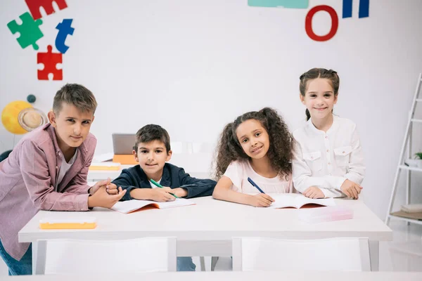 Alumnos multiétnicos en la escuela - foto de stock