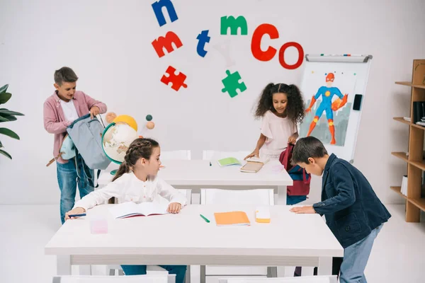 Escolares multiétnicos em sala de aula — Fotografia de Stock