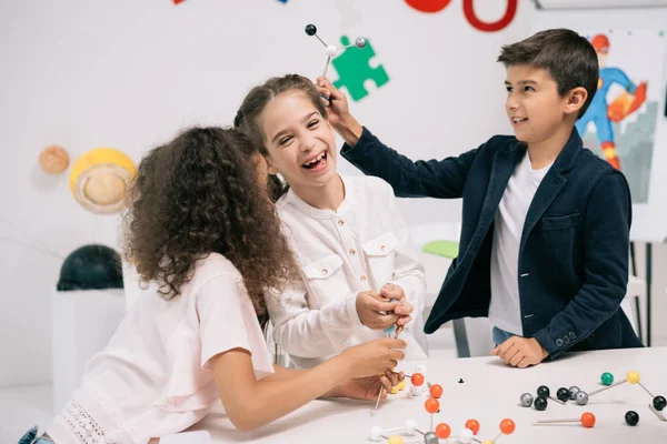 Alunos na aula de química — Fotografia de Stock