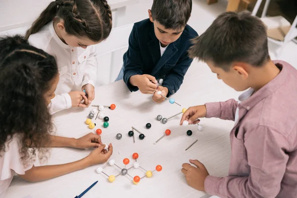 Alumnos en la lección de química - foto de stock