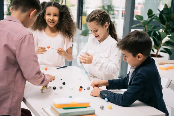 Allievi alla lezione di chimica — Foto stock